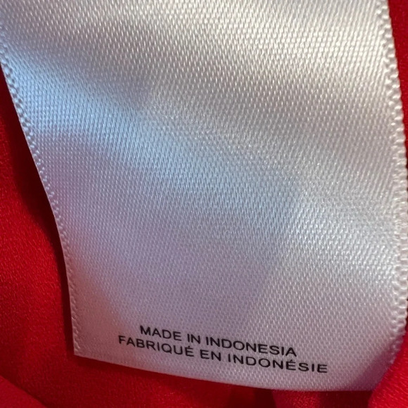 Gently worn Express red long-sleeve blouse with cut-out buttoned sleeves - Picture 11 of 12